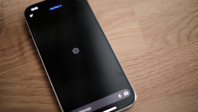 机に置かれたスマートフォン