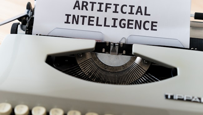 タイプライターとARTIFICIAL INTELLIGENCEと書かれた紙